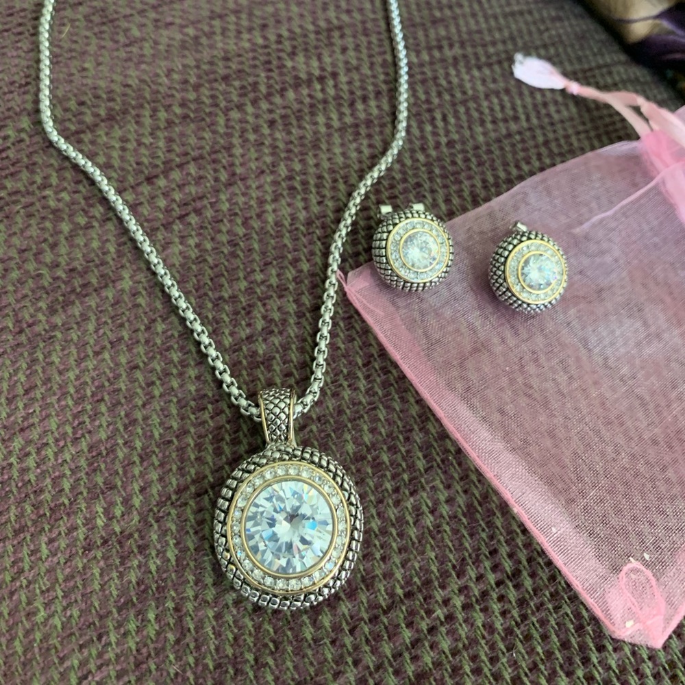 BEAUTIFUL CZ fashion necklace and earring set!
